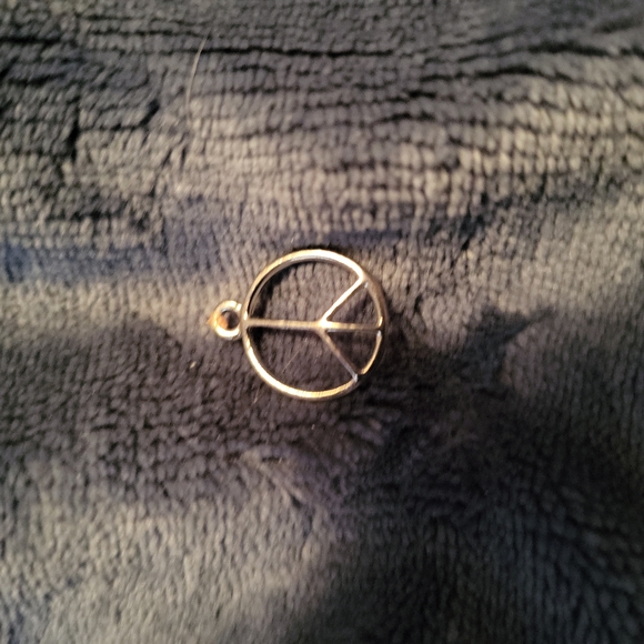 Peace-related grouping of three items. A pendant, a bracelet and a pill holder. - Picture 3 of 10